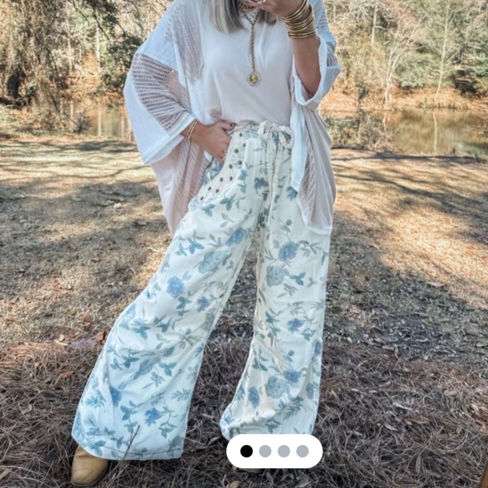 POL Cream and Blue Floral Wide-Leg Pants